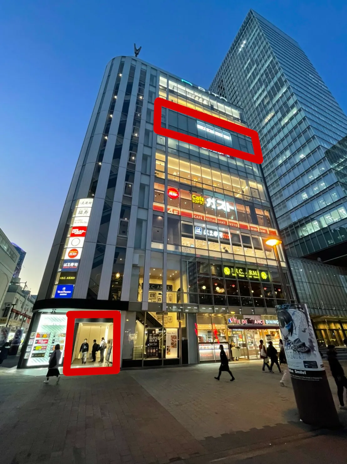 秋葉原駅の電気街口を右に出てすぐ見えるビルの7Fがカードラッシュ秋葉原0号店TCです。