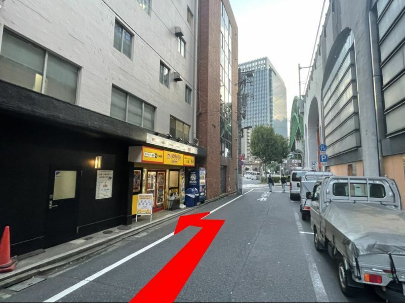 ⑥しばらく歩くと左に見えるビルの1,2階が「カードラッシュ秋葉原2号店」です。